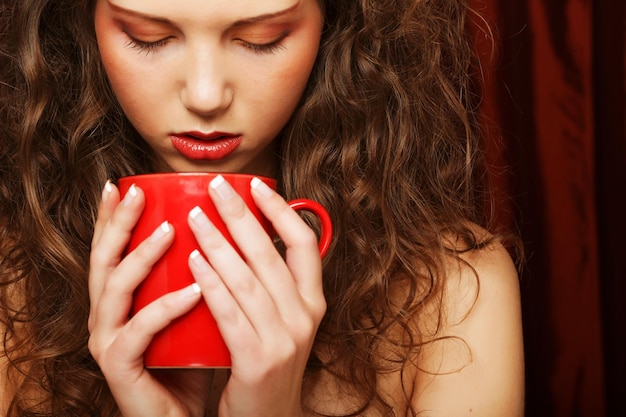 Frau mit einem aromatischen Kaffee