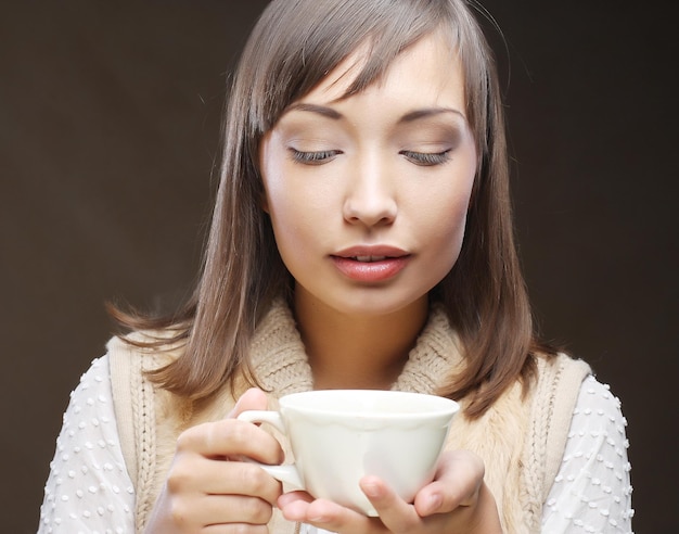 Frau mit einem aromatischen Kaffee