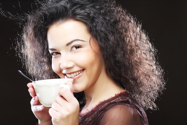 Frau mit einem aromatischen Kaffee