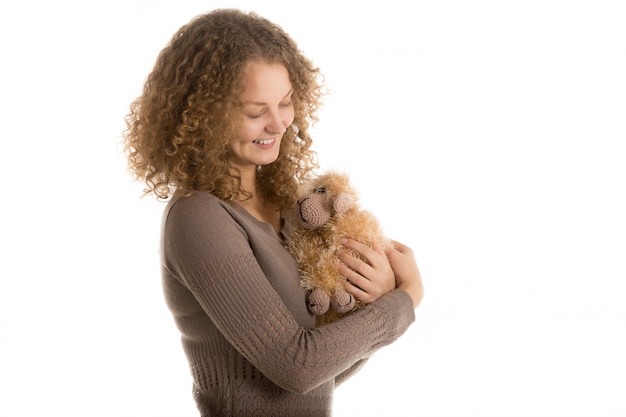 Frau mit einem ausgestopften Hund