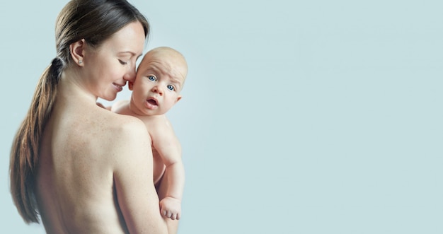 Foto frau mit einem baby in ihren armen