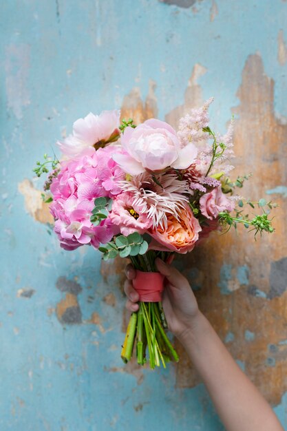 Frau mit einem Blumenstrauß