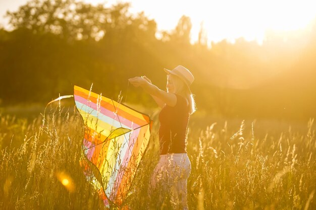 Frau mit einem Drachen im Feld