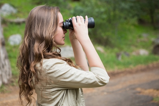 Foto frau mit einem fernglas