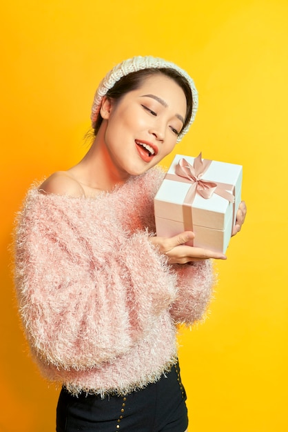 Frau mit einem Geschenk. Glückliches Mädchen mit einem Geschenk.