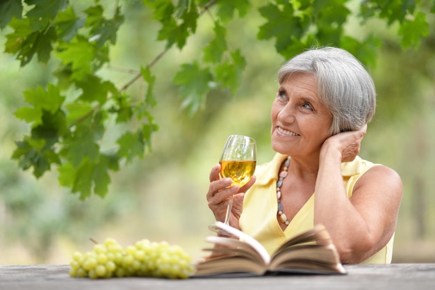 Frau mit einem Glas Wein