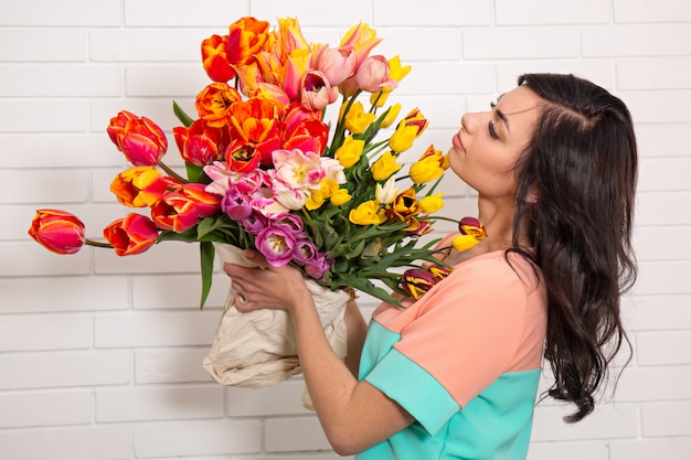 Frau mit einem großen Strauß Tulpen