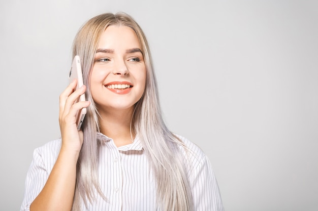 Frau mit einem Handy. Auf weißem Hintergrund isoliert.