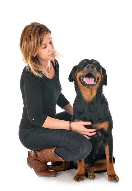 Frau mit einem Hund auf weißem Hintergrund