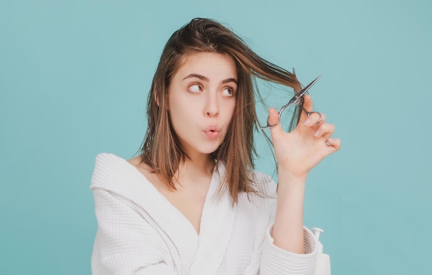 Frau mit einem Kamm in der Hand auf einem weißen Hintergrund Distressed Hair