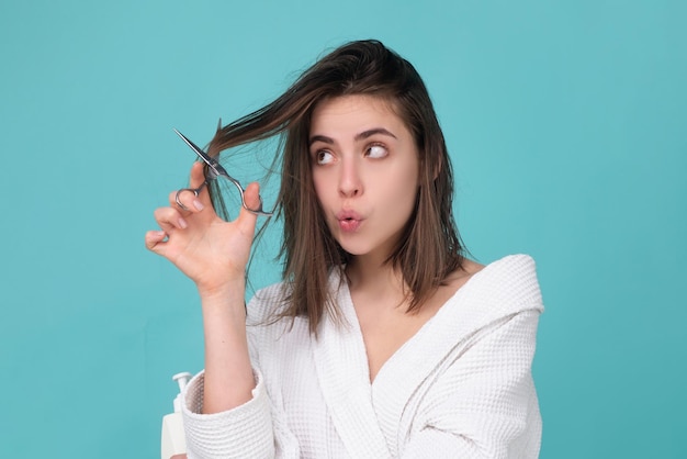 Frau mit einem Kamm in der Hand auf einem weißen Hintergrund Distressed Hair