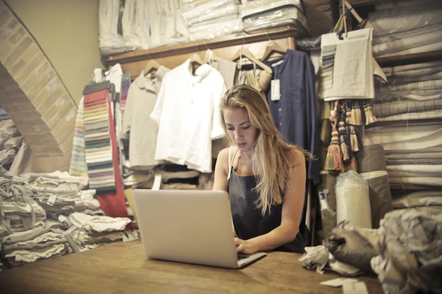 Frau mit einem Laptop in einem Geschäft