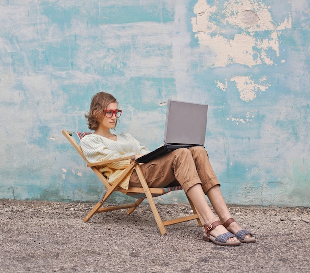 Frau mit einem Laptop