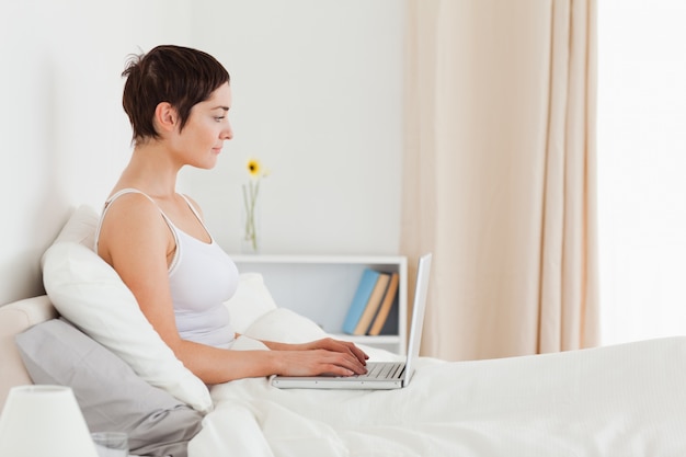 Frau mit einem Laptop