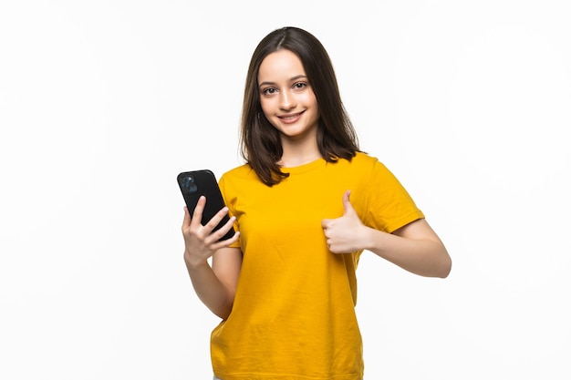 Frau mit einem Mobiltelefon isoliert auf einem weißen