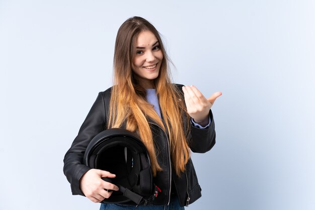 Frau mit einem Motorradhelm, der einlädt, zu kommen