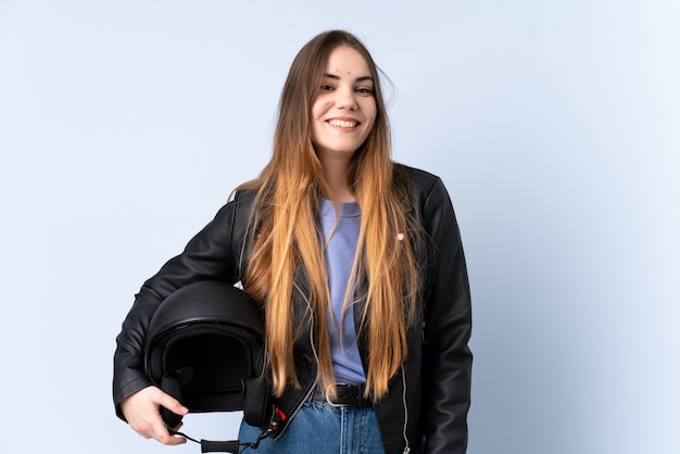 Frau mit einem Motorradhelm lachend