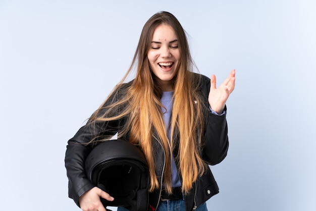 Frau mit einem Motorradhelm lachend