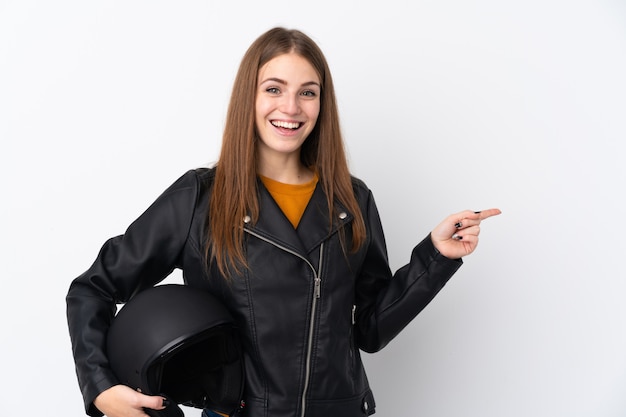 Frau mit einem Motorradhelm über isolierte Wand