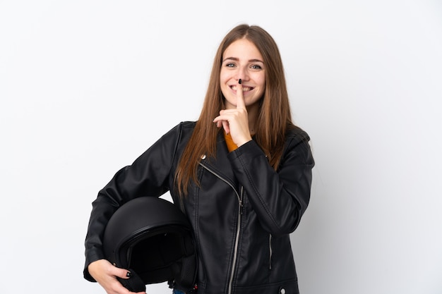 Frau mit einem Motorradhelm über isolierte Wand