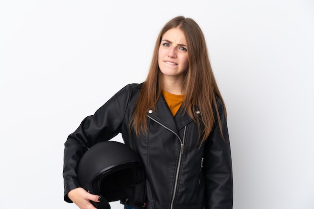 Frau mit einem Motorradhelm über isolierte Wand