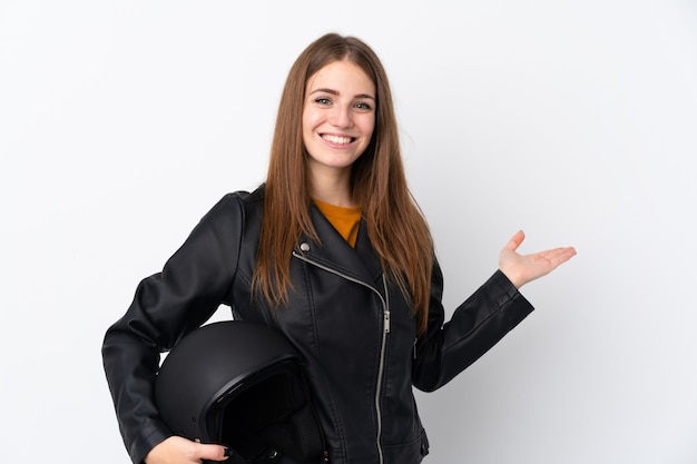 Frau mit einem Motorradhelm über isolierte Wand