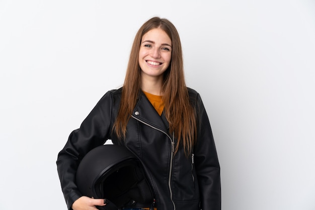 Frau mit einem Motorradhelm über isolierte Wand