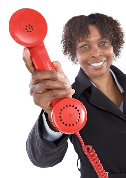 Frau mit einem roten Telefon a über weißem Hintergrund