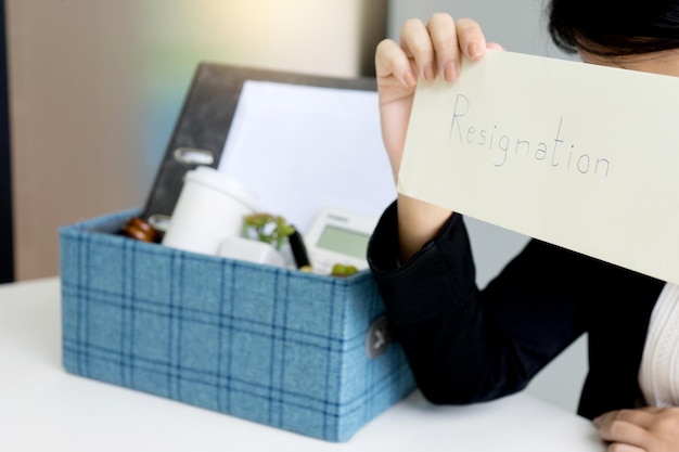 Frau mit einem Rücktrittsbrief