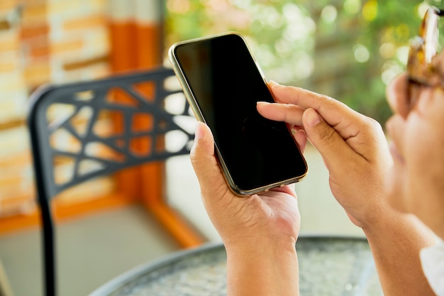 Frau mit einem Smartphone