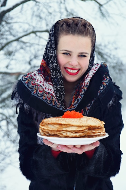 Frau mit einem Teller Pfannkuchen