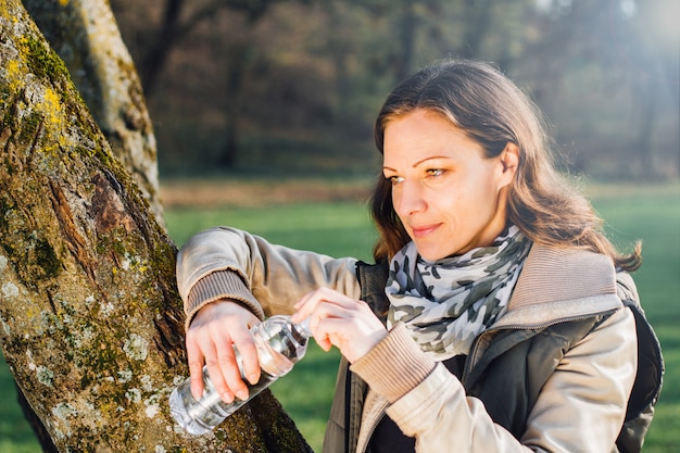 Foto frau mit einer flasche wasser