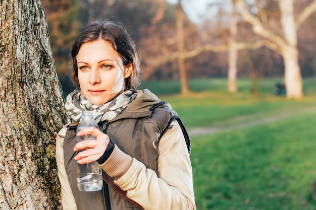 Frau mit einer Flasche Wasser