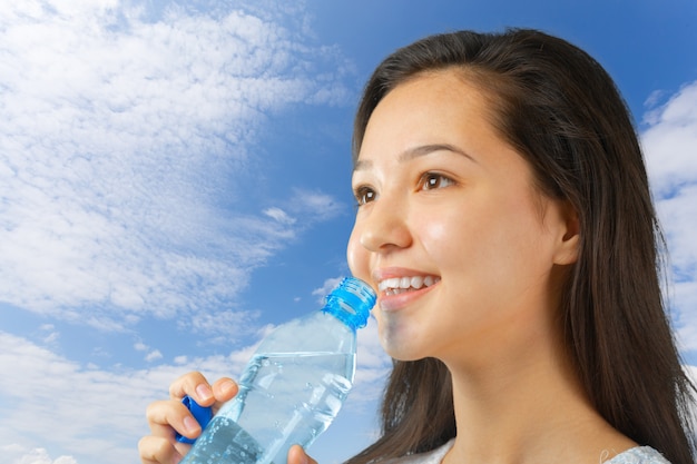 Frau mit einer Flasche Wasser