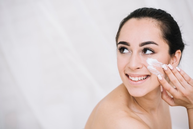 Foto frau mit einer gesichtsbehandlung