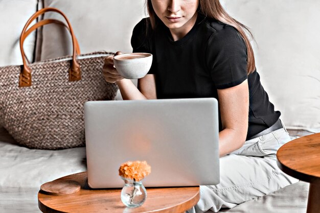 Frau mit einer Tasse Kaffee, die am Laptop arbeitet, wird nicht erkannt