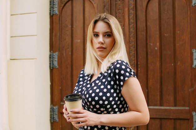 Frau mit einer Tasse Kaffee im Hintergrund der Tür