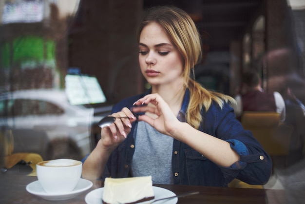 Frau mit einer Tasse Kaffee im Restauranturlaub und geselligem Frühstückslebensstil