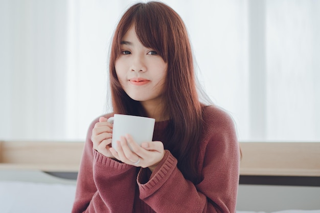 Frau mit einer Tasse Kaffee Tee Milch