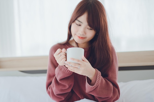 Frau mit einer Tasse Kaffee Tee Milch