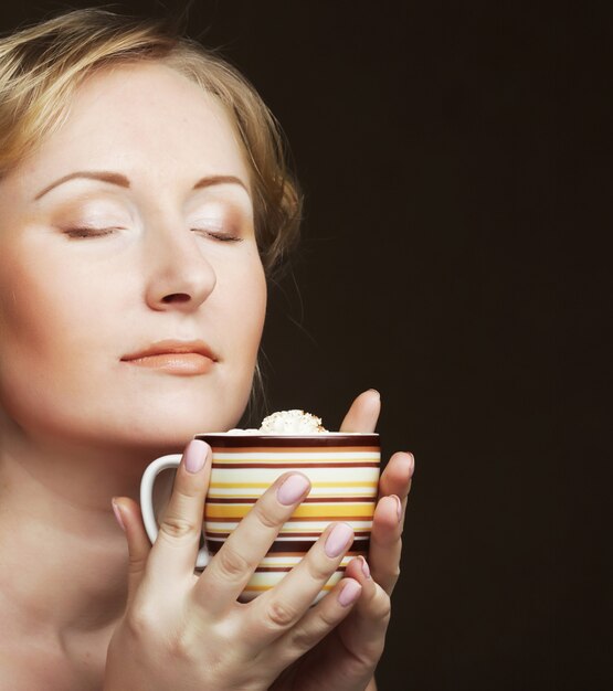 Frau mit einer Tasse Kaffee