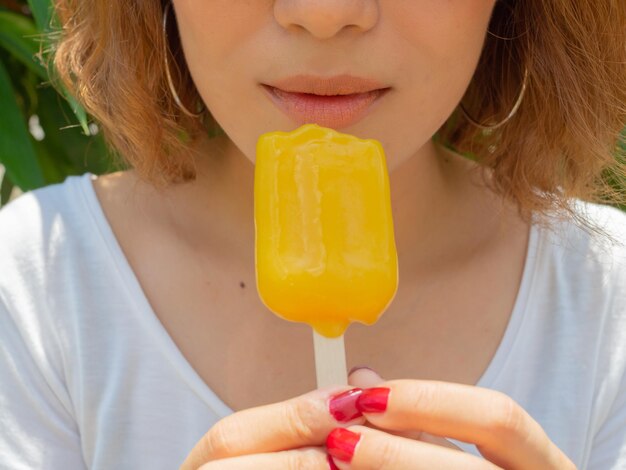 Frau mit Eis am Stiel