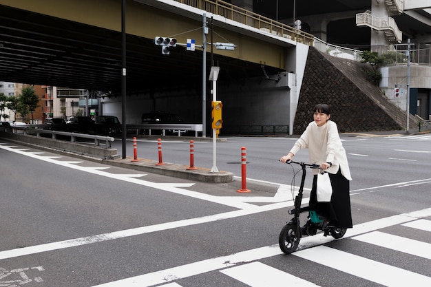 Frau mit Elektrofahrrad in der Stadt