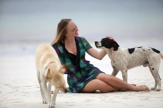 Frau mit erhobenen Armen am Strand