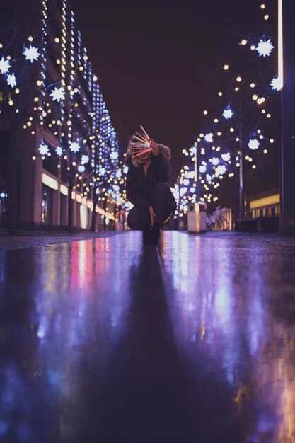 Foto frau mit farbenfroher ausrüstung in der nacht