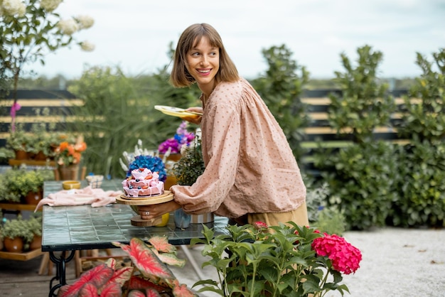 Frau mit festlichem Kuchen im Garten