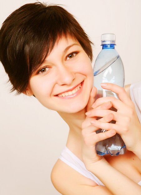 Frau mit Flasche sauberem Wasser