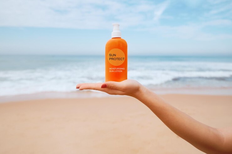 Frau mit Flasche Sonnencreme feuchtigkeitsspendende Lotion Hautpflege Sonnenschutz
