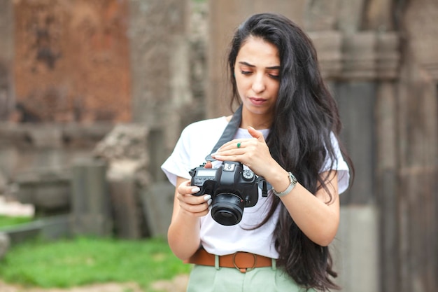 Frau mit Fotokamera, die Hand hält