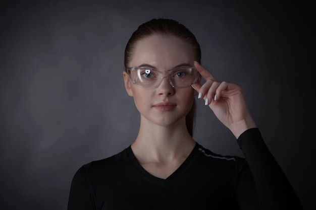 Frau mit futuristischer Brille